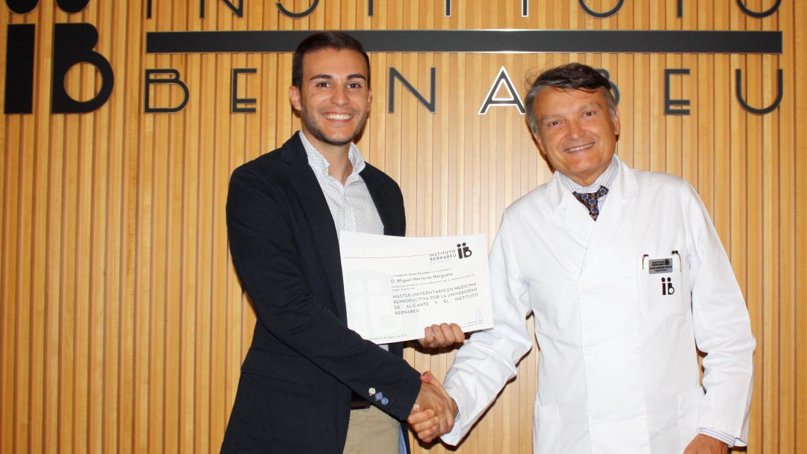 La Fondazione Bernabeu consegna la borsa di studio di formazione e un anno di lavoro allo studente piu’ meritevole del Máster di Medicina Riproduttiva UA-IB