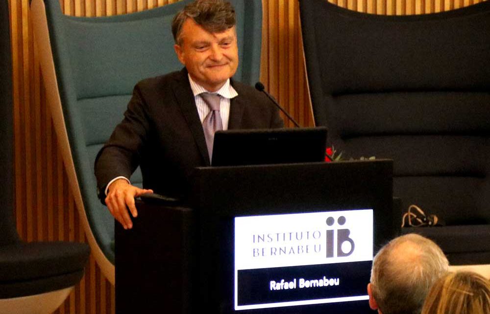 El doctor Bernabeu trata la innovación en la gestión privada en el seminario del Master en Gestión Sanitaria de la UMH