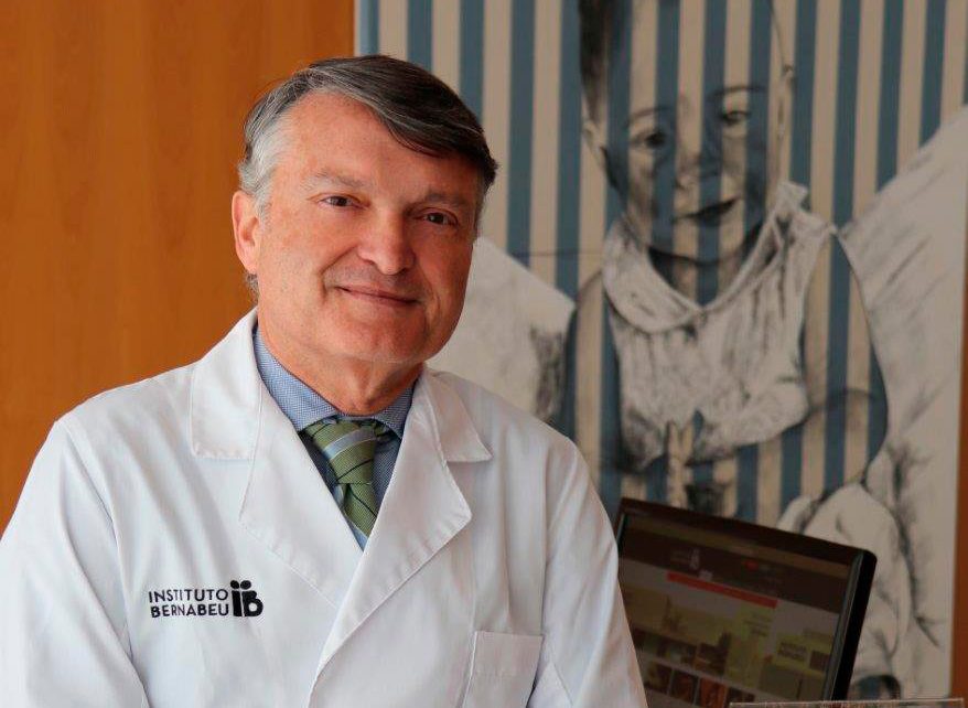 Le docteur Bernabeu aborde les aspects médicaux et d’assistance de la médecine reproductive transfrontalière, à l’université d’Alicante