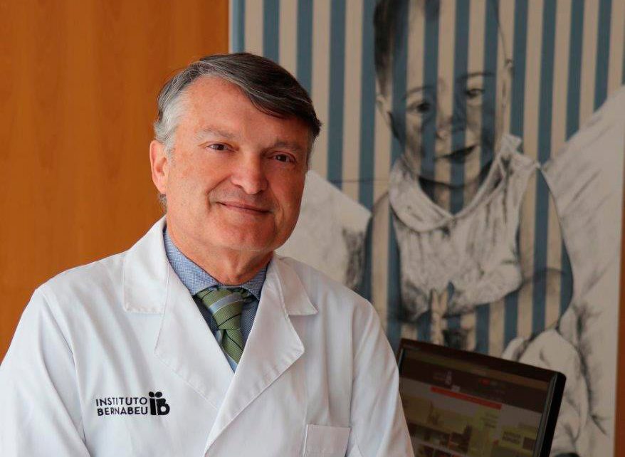 Dr. Rafael Bernabeu weist auf dem Kongress der Gesellschaft für Obstetrik und Gynäkologie auf die Wichtigkeit der Bewertung der ovariellen Reserve aller Patientinnen hin