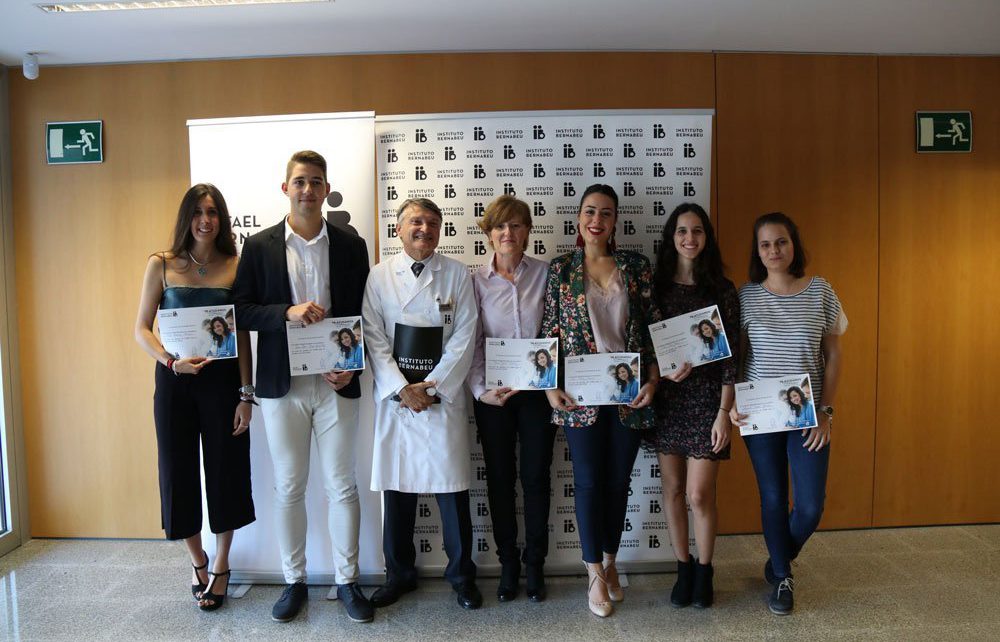 La Fundación Rafael Bernabeu entrega 15.000 euros en becas a seis estudiantes brillantes de Medicina y Enfermería