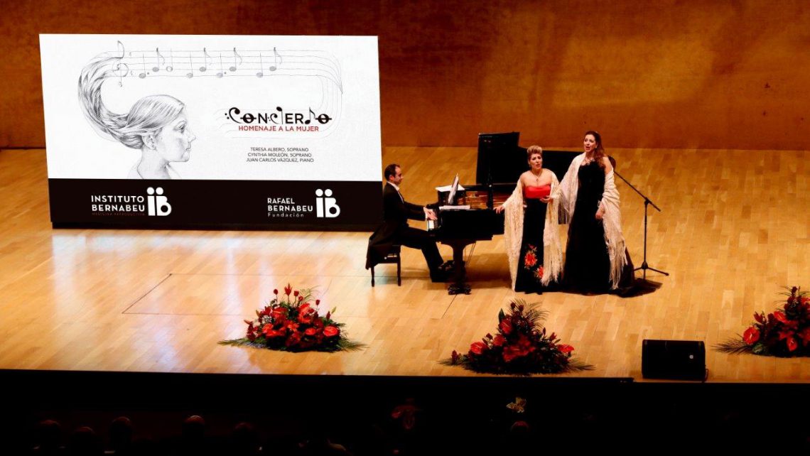 Auditorio ADDA completamente pieno durante il concerto in omaggio alla donna organizzato dall’Instituto Bernabeu