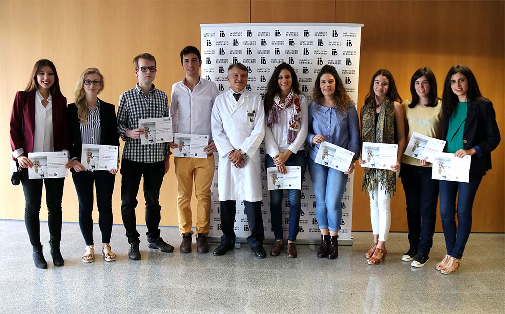 Nueve estudiantes de Medicina, Biología y Enfermería reciben una beca de estudios de la Fundación Rafael Bernabeu para apoyarles en sus carreras