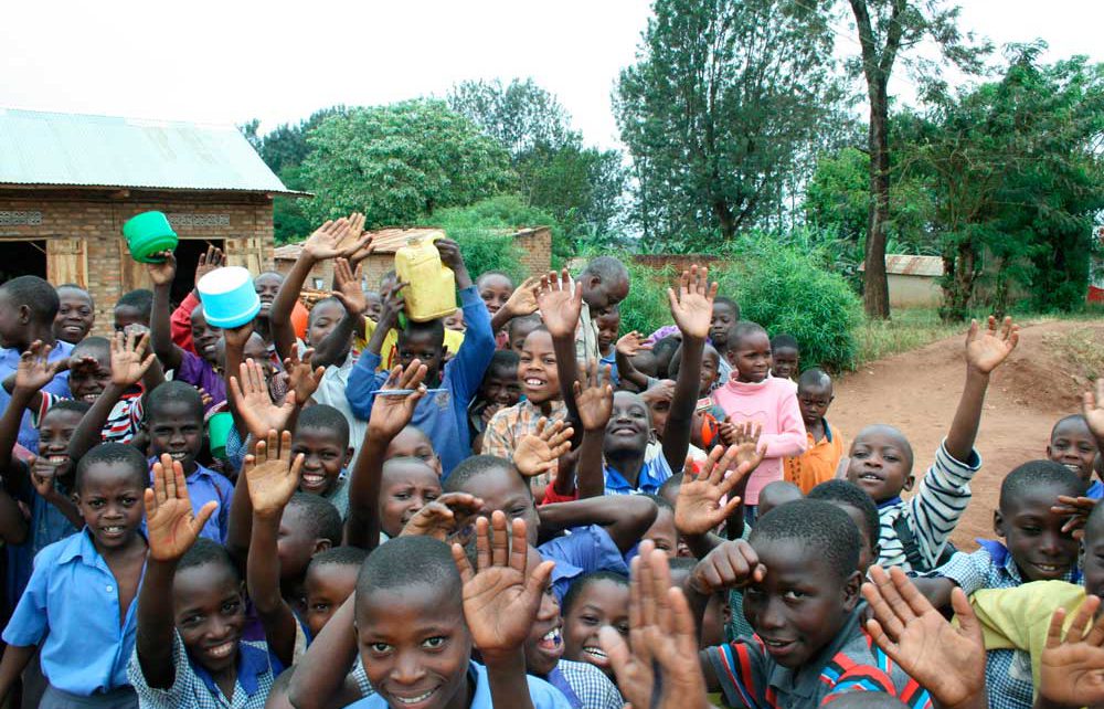 Die Stiftung Rafael Bernabeu arbeitet beim bau einer schule und eines wasserbrunnens in Uganda zusammen