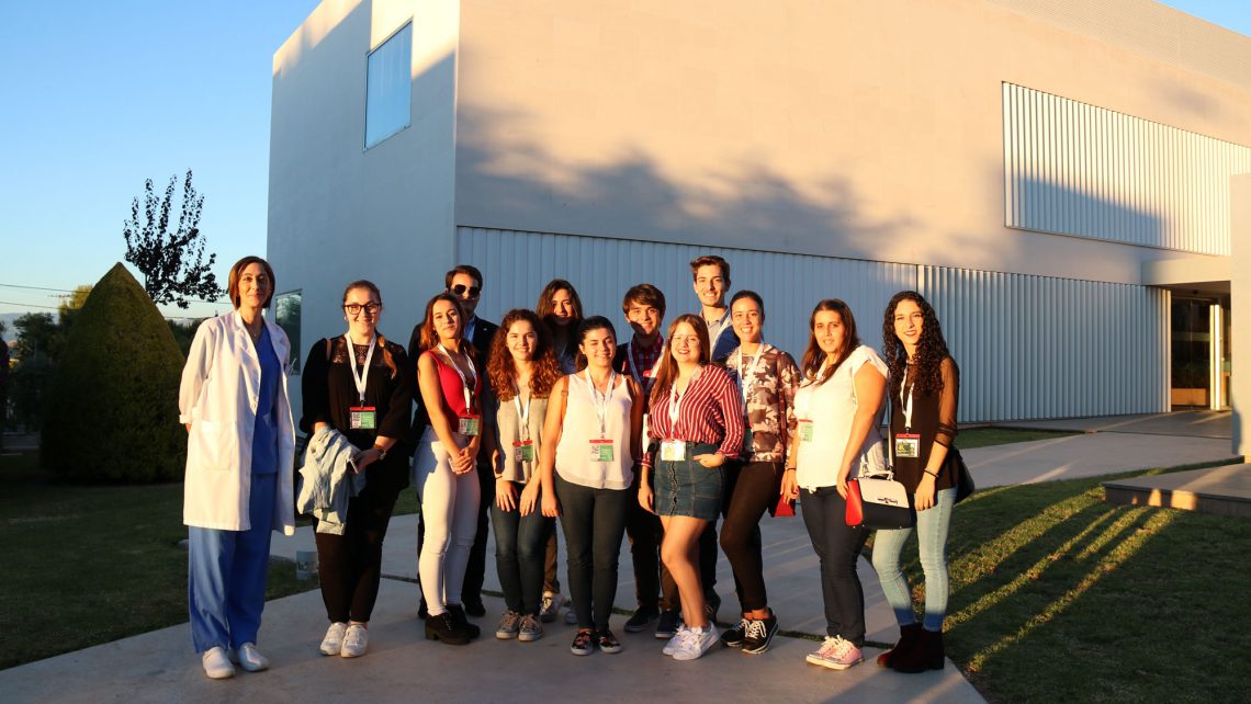 Students from the Miguel Hernández University Pharmacy Congress hold an embryology workshop at Instituto Bernabeu in Alicante