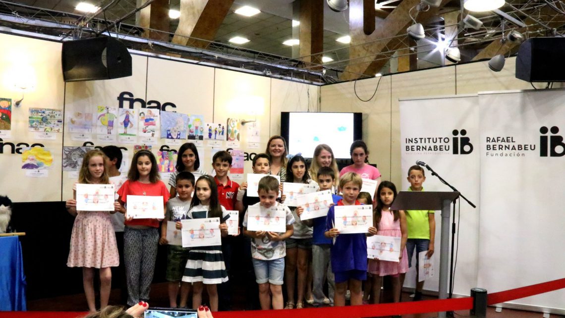 Die Stiftung Rafael Bernabeu vergibt die Preise an die Gewinner des VIII. Kinder-Malwettbewerbs zum Thema Mutterschaft.