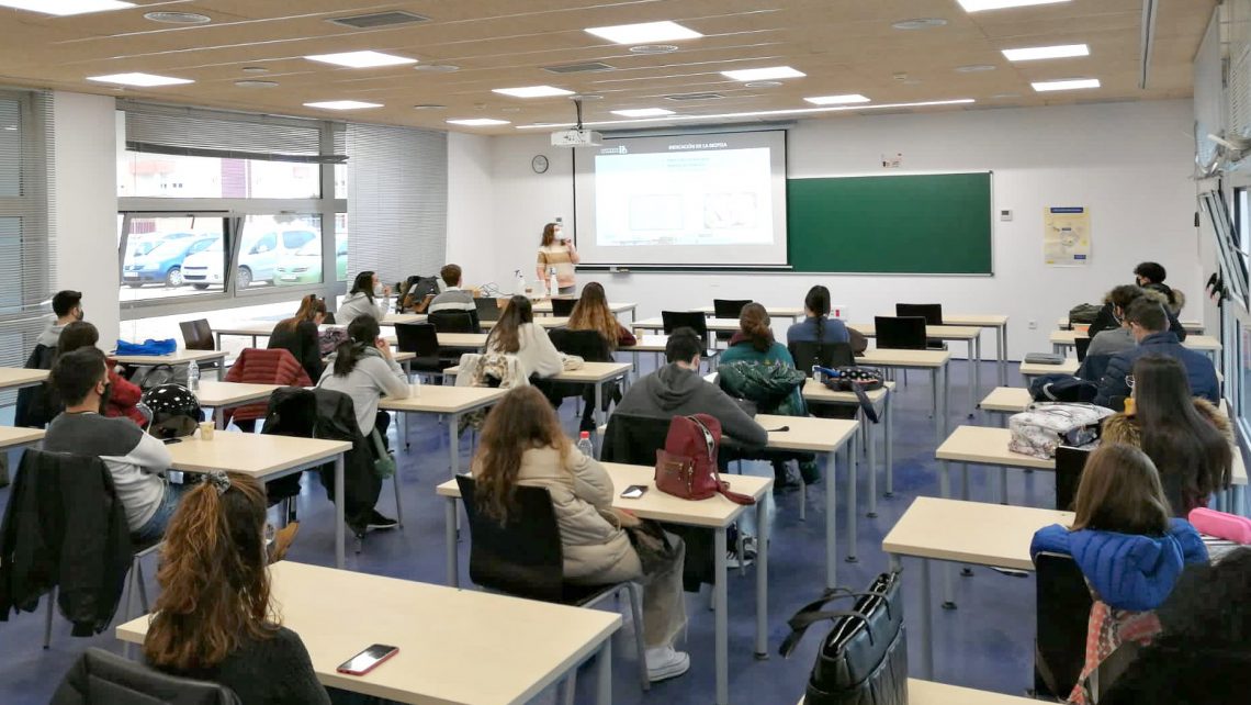 Biologists at Instituto Bernabeu Albacete explains the clinic’s every day to the Pharmacy students from the Castilla la Mancha University