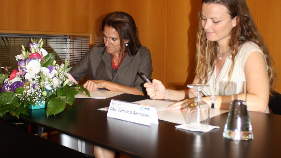 Firma de convenio de colaboración entre AEPA (Asociación de Empresarias de Alicante) e Instituto Bernabeu