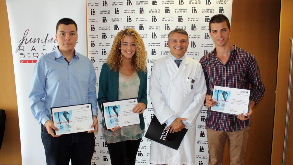 Instituto Bernabeu Foundation awards three scholarships to students of medicine and biology to help them pay for university