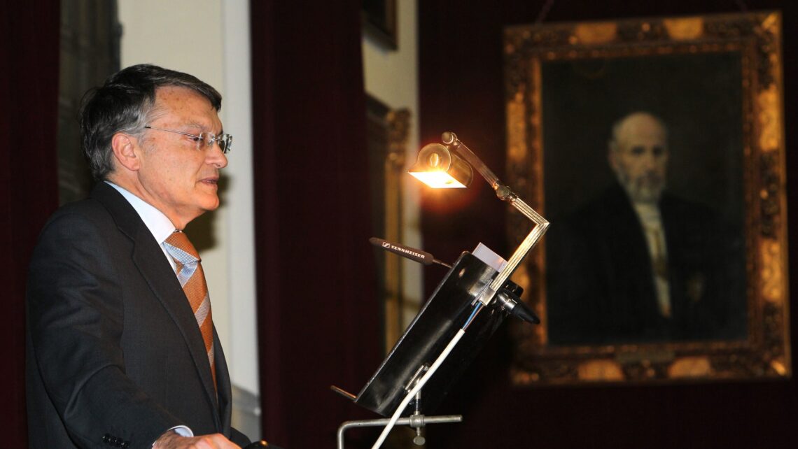 Dr. Rafael Bernabeu nella Reale Accademia di Medicina di Saragozza.