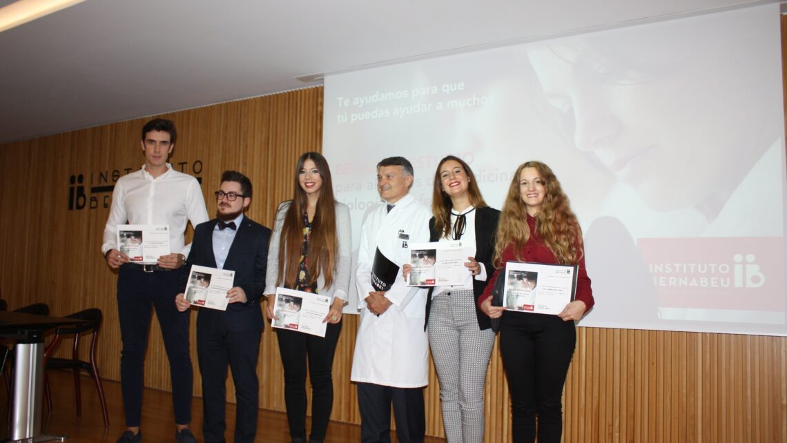 5 studenti di medicina, biologia e infermieristica hanno ricevuto una borsa di studio dalla Fondazione del Instituto Bernabeu per contribuire al pagamento degli studi universitari
