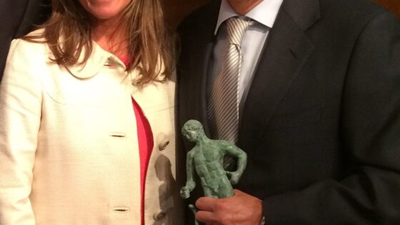 El Dr. Rafael Bernabeu recibe el premio a la Trayectoria Profesional de la Organización Médica Colegial de España