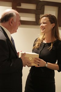 El Instituto Bernabeu recibe el premio de Aldeas Infantiles como Empresa Constructora de Futuro