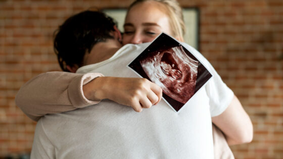 Erster Schwangerschafts-Ultraschall nach IVF-Behandlungen (In-Vitro-Fertilisation)
