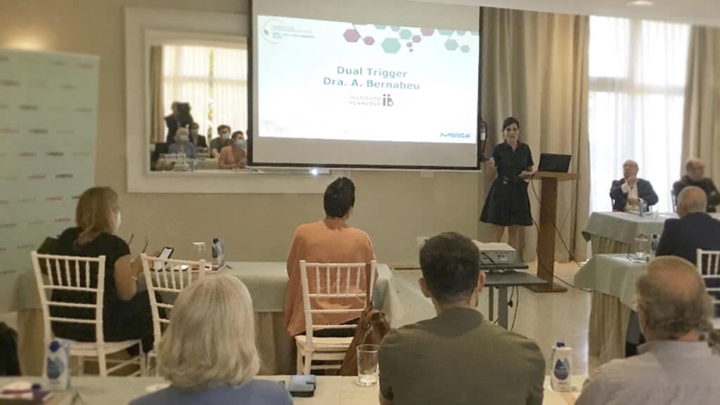 Frau Doktor Andrea Bernabeu nimmt am Mittelmeerforum mit einem Vortrag über die Wirksamkeit der "dualen oder doppelten Trigger"-Technik bei der Reifung von Eizellen teil