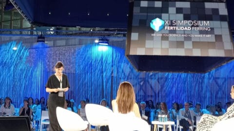 La doctora Andrea Bernabeu modera una mesa de experiencias clínicas en el XI Simposio nacional de Fertilidad Ferring en Málaga