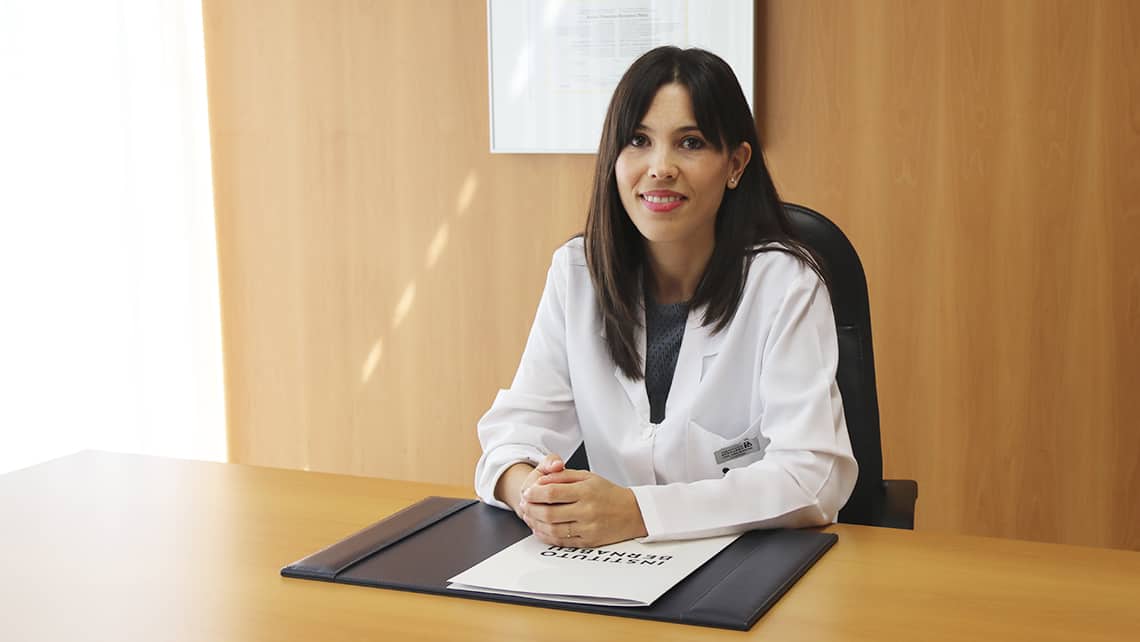 Dr. Ana Fuentes spricht auf Información TV über späte Mutterschaft und die Möglichkeiten, sie zu erreichen