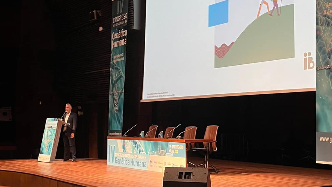 Dr. José Antonio Ortiz stellt in Málaga die Fortschritte der Studie zur kombinierten Analyse von PGT-A und PGT-M mit Next Generation Sequencing vor