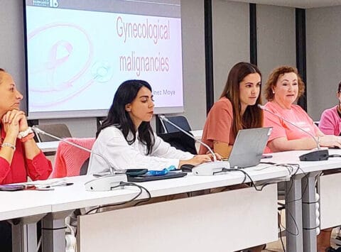 La doctora María Martínez de Instituto Bernabeu en Elche destaca la importancia de la prevención en una jornada sobre cáncer de mama