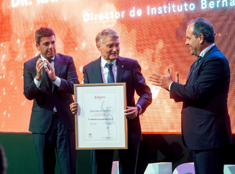 Doctor Rafael Bernabeu receives the Gold and Diamond Medal from the Alicante Chamber of Commerce.