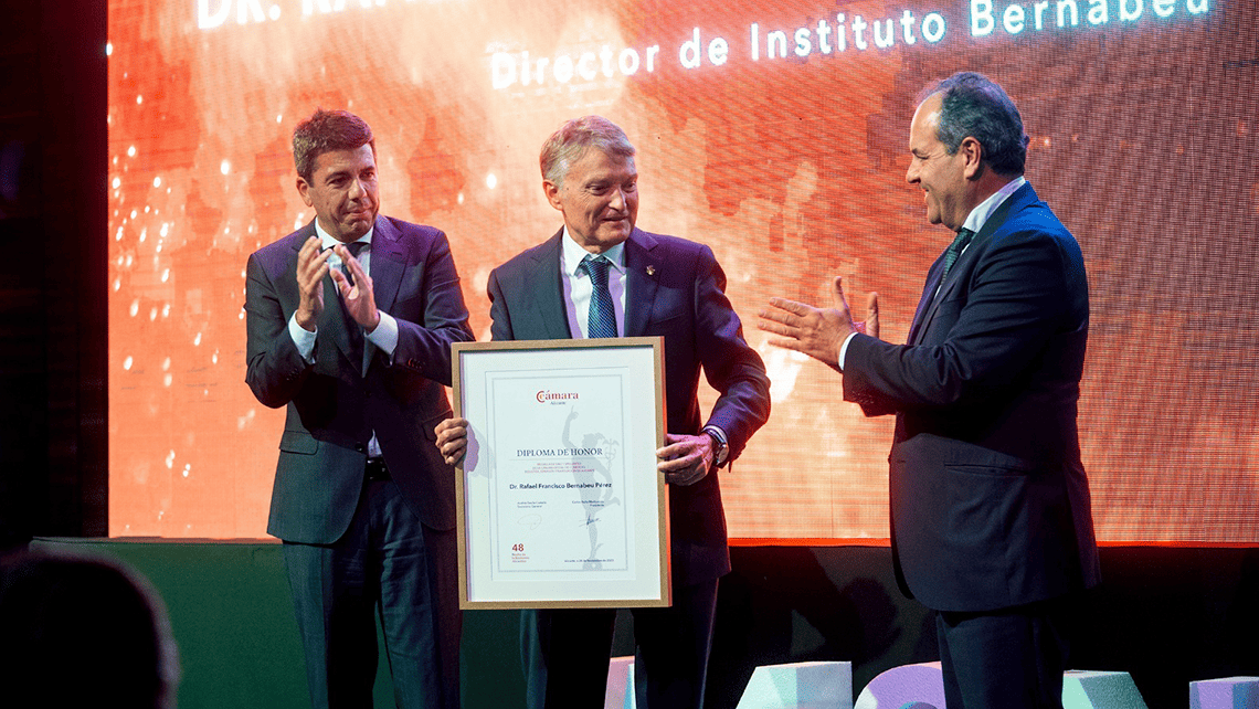 Il Dr. Rafael Bernabeu riceve la Medaglia d’Oro e Brillanti della Camera di Commercio di Alicante.