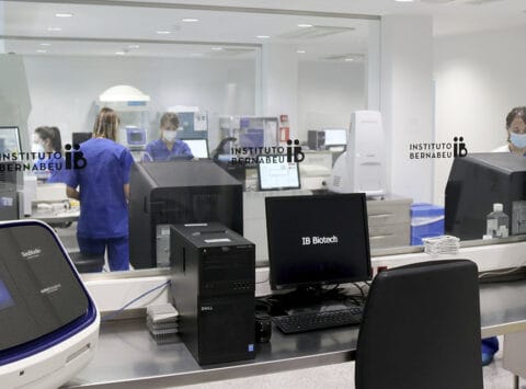 L’Instituto Bernabeu partecipa a uno studio che rivela che la variabilità tecnica dei laboratori di genetica potrebbe influenzare il numero di embrioni adatti al trasferimento.