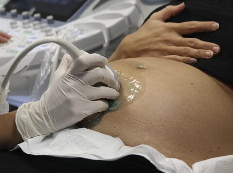 El 40% de los nacimientos registrados en 2023 en España son de madres mayores de 35 años