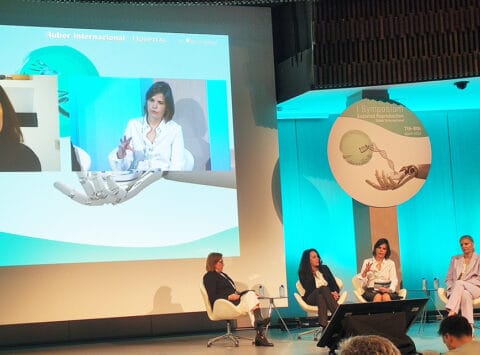 Belén Lledó moderates a round table on pre-implantation genetic diagnosis and the potential of 1PN embryos.