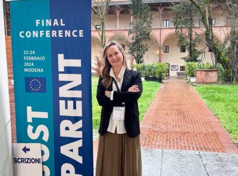 Sara Dalla Costa intervient lors d’une réunion à l’Université de Droit de Modène sur les particularités juridiques de la procréation assistée en Italie.