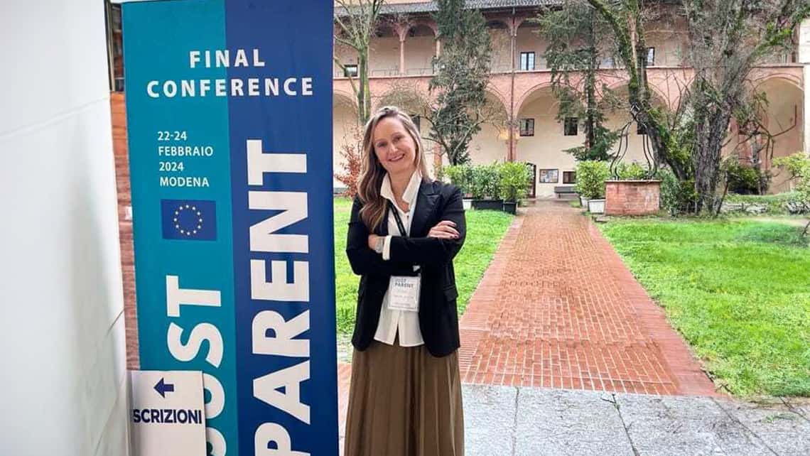 Sara Dalla Costa intervient lors d’une réunion à l’Université de Droit de Modène sur les particularités juridiques de la procréation assistée en Italie.