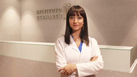 Ärztin Daurelio teilt ihre Erfahrungen zur Nutzung von PGT-A bei einem internationalen Webinar