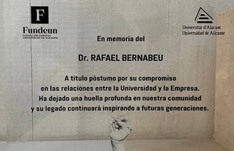 Omaggio dell'Università di Alicante e della FUNDEUN al Dr. Rafael Bernabeu per la sua importante carriera professionale, umana e accademica.